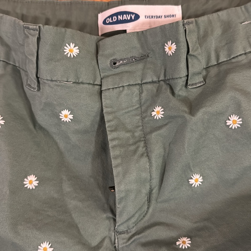 Old navy, size 6, green shorts with daisy flowers Gently worn in great condition - Picture 3 of 5